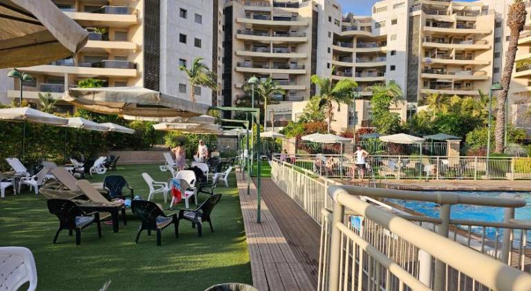 Lovely and Bright Apart, 2 Bed, 2 Bath, sleeps 5, Swimming pool - Jacuzzi & Gym — photo 3