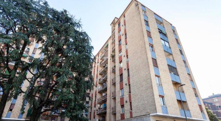 TWO SPACIOUS BEDROOMS 1 MINUTE TO METRO STOP — photo 4