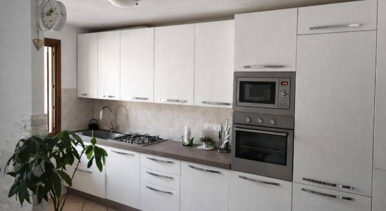 Fully equipped rental apartment with yard & patio | Pet-friendly — photo 2