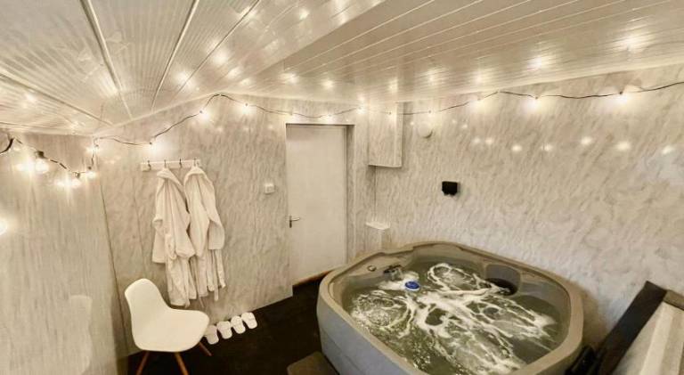 House with jacuzzi — photo 4