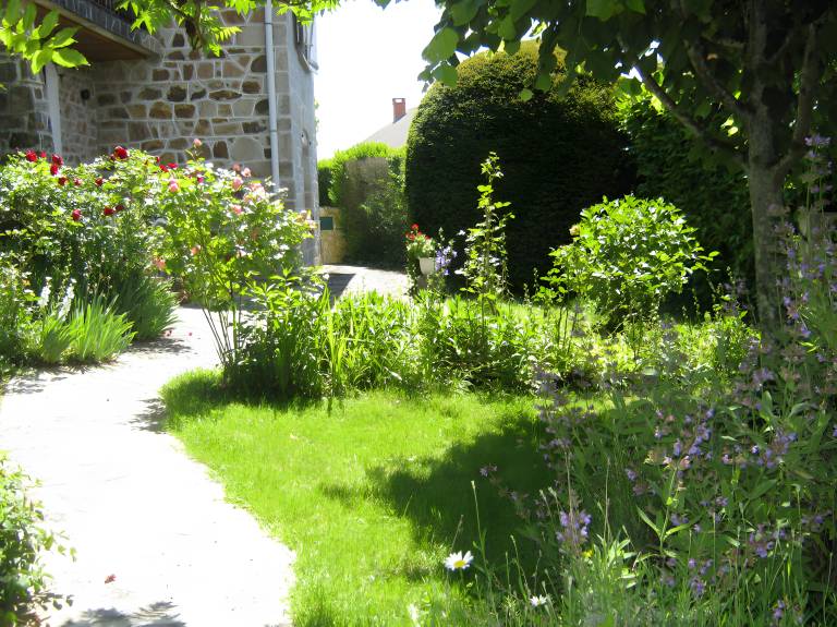 Apartment with terrace & garden | Garden view — photo 5