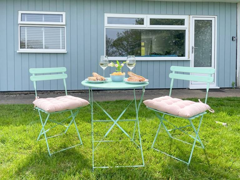 Family-friendly wonderful cottage with yard | River view | Pets allowed in Dartmouth