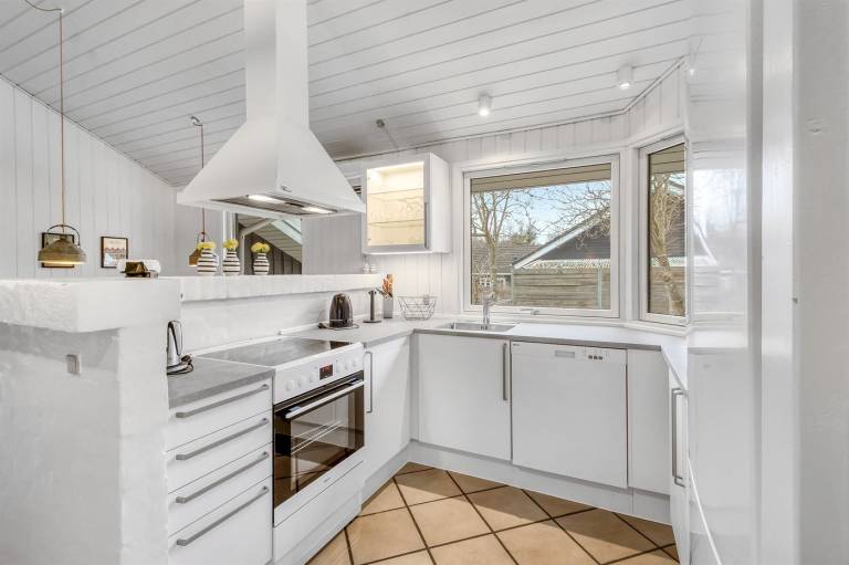 Family-oriented vacation home with hot tub, BBQ & patio | Pet-friendly — photo 5