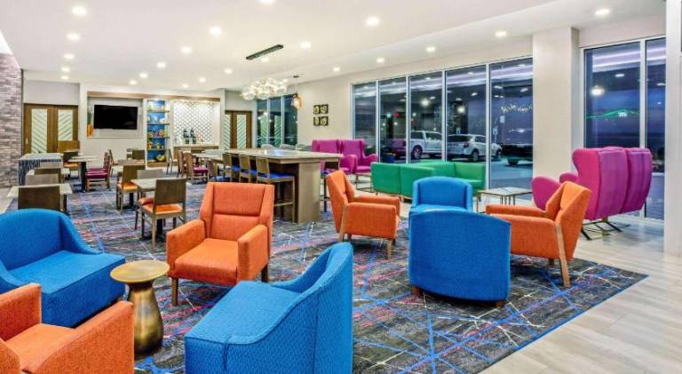 La Quinta Inn & Suites by Wyndham Waco Baylor Downtown — photo 2