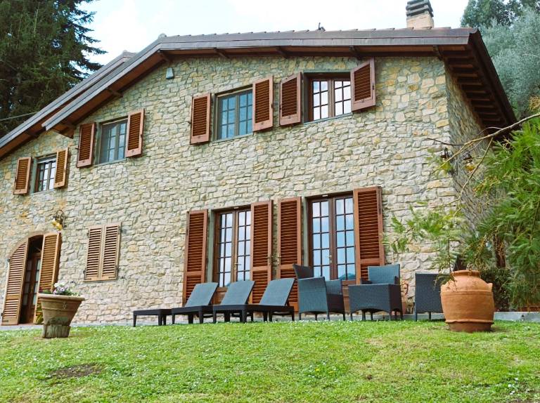 Villa with grill, pool & yard in Pistoia
