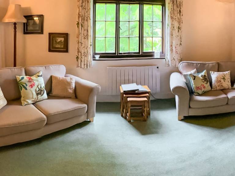 Cottage with garden — photo 3