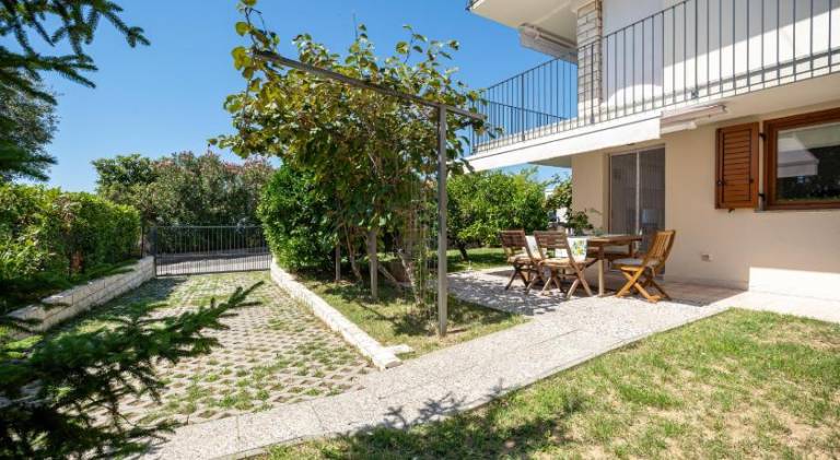 Holiday apartment with yard — photo 5