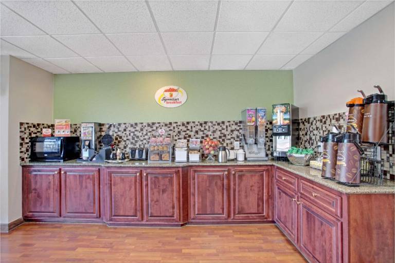Super 8 By Wyndham Knoxville East — photo 5