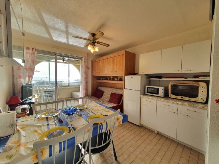Seafront 1-Bedroom with Parking, Near Beach & Shops — photo 2