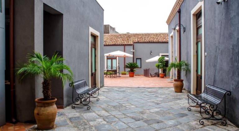 Serviced apartment with garden & patio | Close to Catania Cathedral in Catania