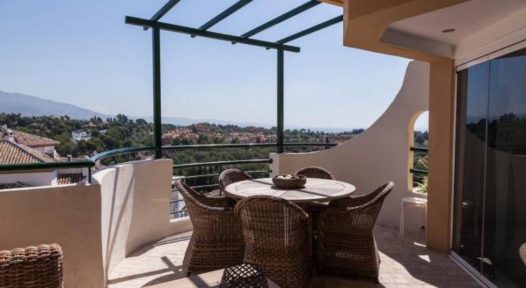 Serviced apartment with pool, yard & terrace — photo 4