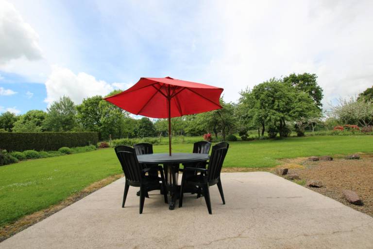 Gite with patio, yard & barbeque — photo 4