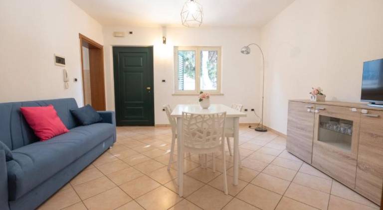 Apartment with 2 rooms for 5 persons in Pineto