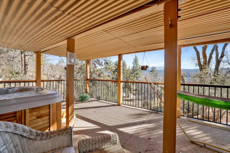 Children-friendly pleasant cabin with sauna, hot tub & pool | Lake view | Dogs allowed in San Bernardino, CA