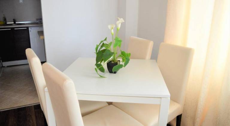 Rental apartment with yard & patio — photo 4