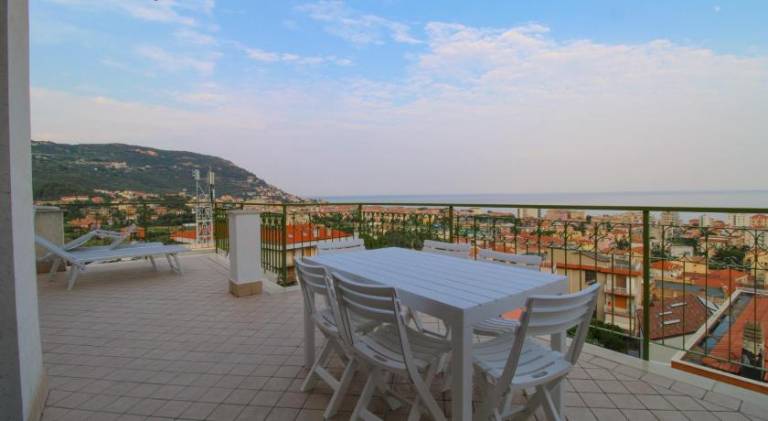Holiday apartment with 2 rooms for 6 persons in Loano