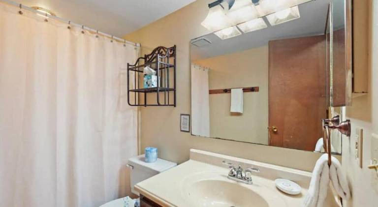 Vacation home with jacuzzi — photo 5