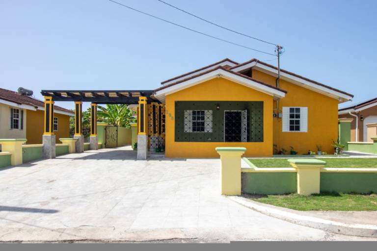 3 BedRm Villa Draxhall Pool Access Gym Gated