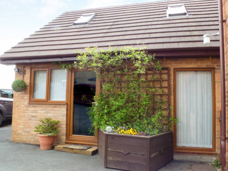 Family-friendly lovely cottage with yard & jacuzzi | Pets allowed — photo 2
