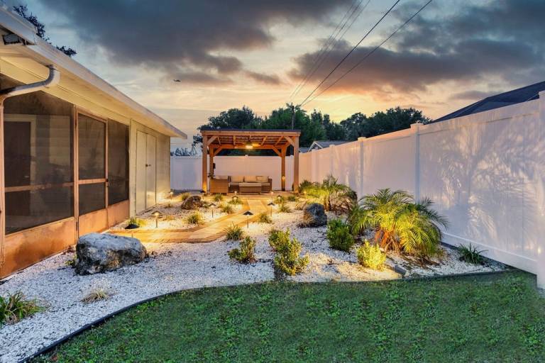Tampa Retreat with outdoor relaxation — photo 5