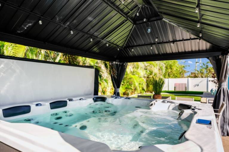 Beach house with Hot Tub and Heated pool ! Beach 1 minute walk ! — photo 3