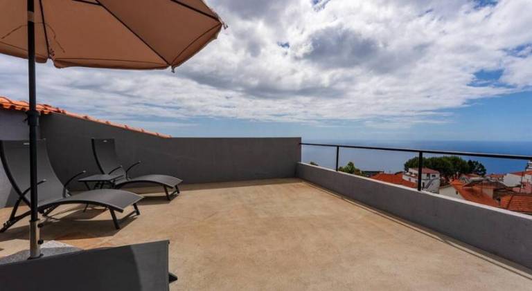 Vacation home with barbeque, patio & yard in Calheta