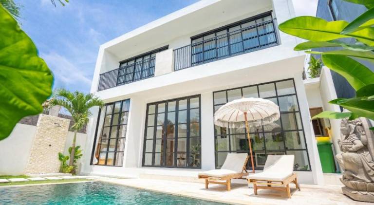 Child-friendly villa with patio, private pool & yard | Suitable for remote work | Pets allowed — photo 2