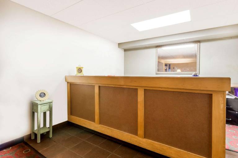Days Inn by Wyndham Cedar Falls- University Plaza — photo 2