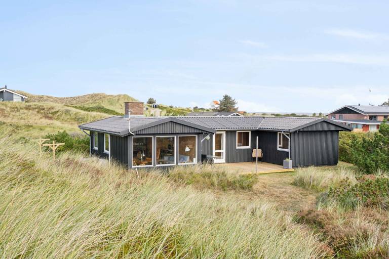 Vacation home with BBQ & yard in Hvide Sande