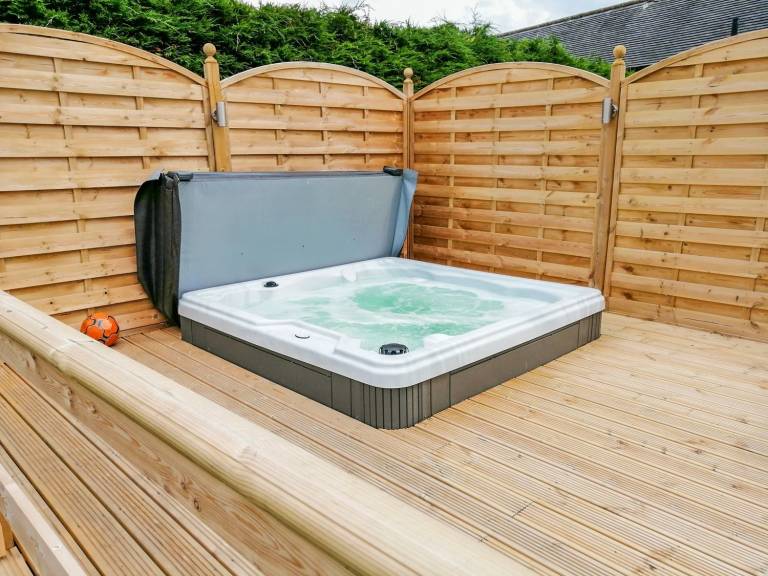 Cottage with jacuzzi & yard — photo 3