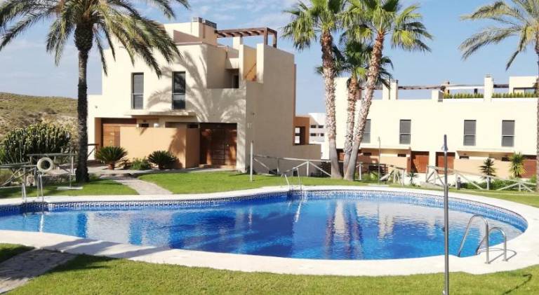 BAJO con JARDIN PROPIO EN VALLE DEL ESTE GOLF! in Vera