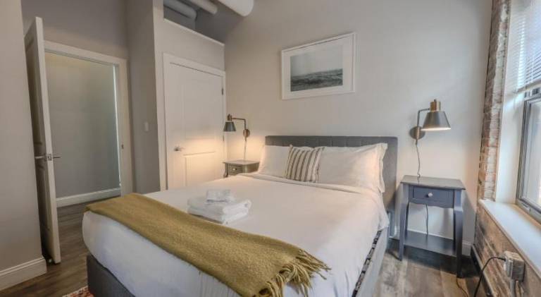 Parking Available Fully Furnished 4 Bed 2 Bath Flat — photo 4