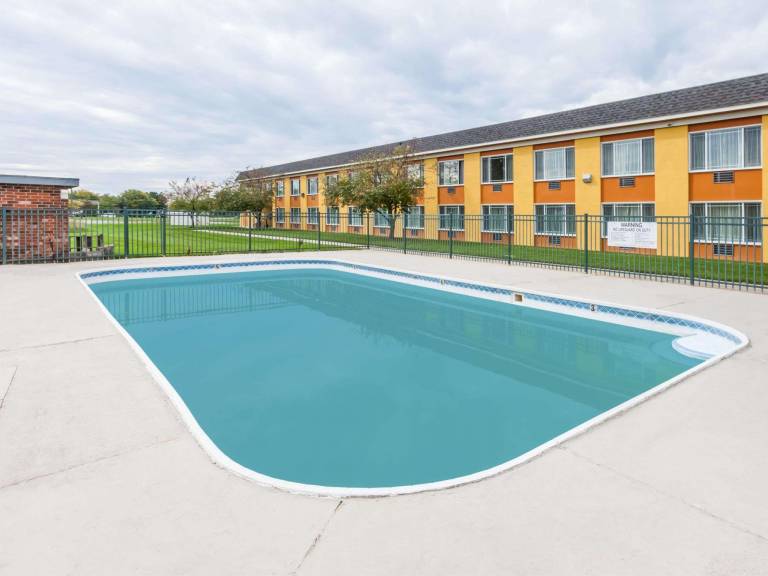 Days Inn by Wyndham Holland — photo 2