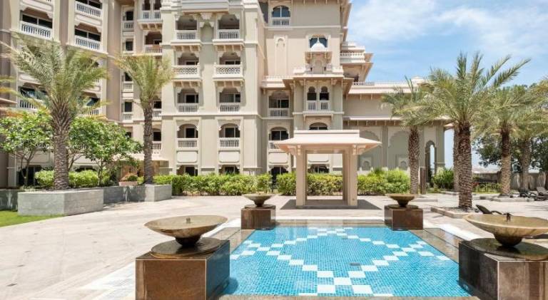 Spacious 2-bedroom beachfront apartment with pool — photo 2