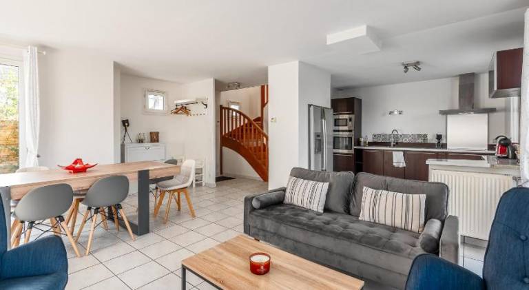 Rental apartment with yard & patio in Serris