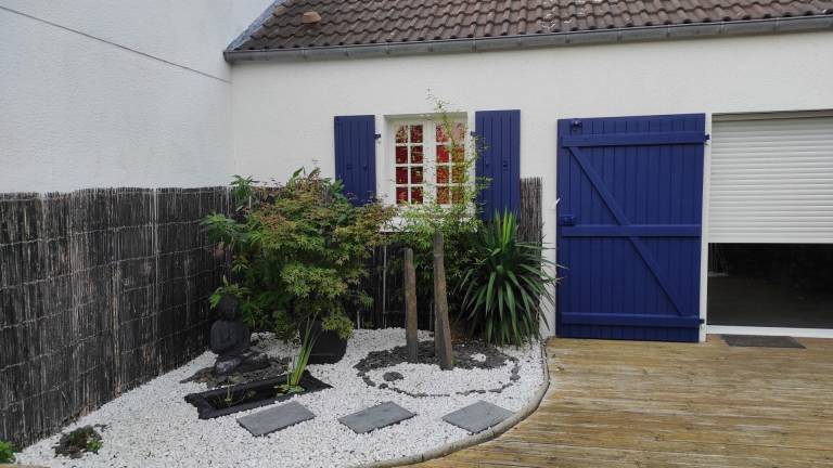 House with grill & yard — photo 2