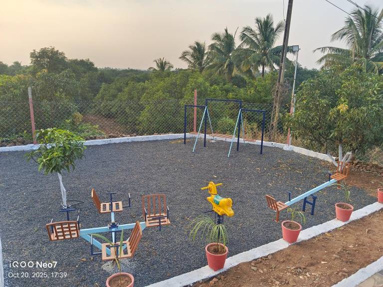 Farm with yard & pool — photo 3