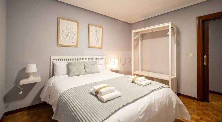 Holiday apartment with 3 rooms for 5 persons in Oviedo