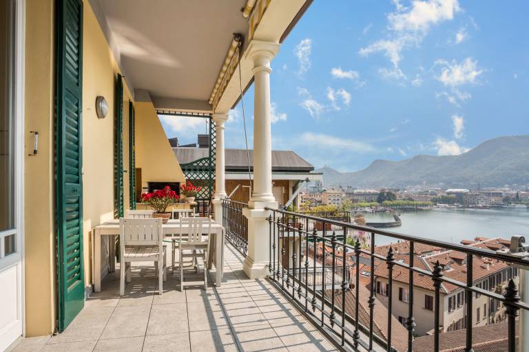 Vacation Apartment "Central Vista Lago" with Lake View & Private Terrace in Brunate