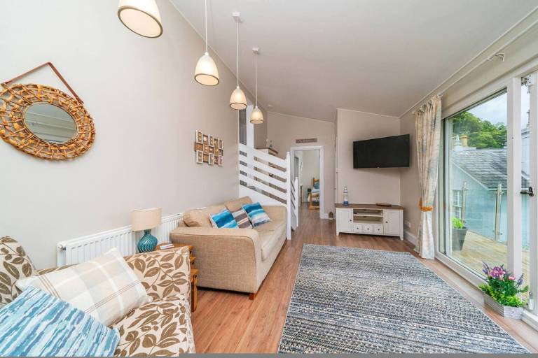 Vacation home with barbeque & yard in Dundee