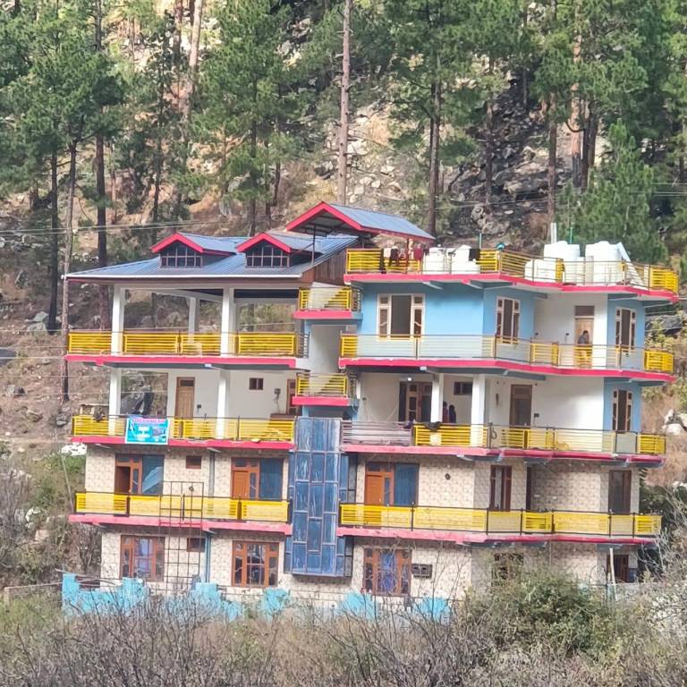 Vacation home with patio in Kullu