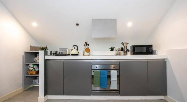 Stylish & Modern 3BR Home - Garden, Parking & PS5 — photo 3