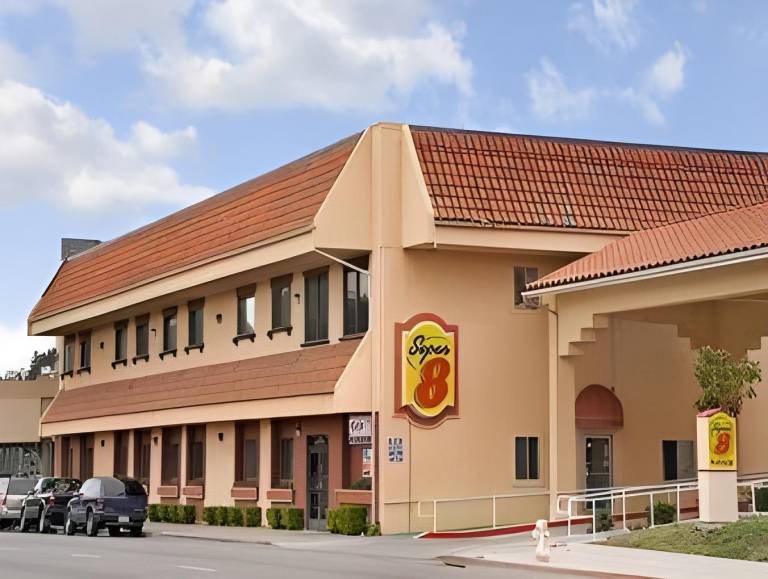 Super 8 By Wyndham Hayward Downtown