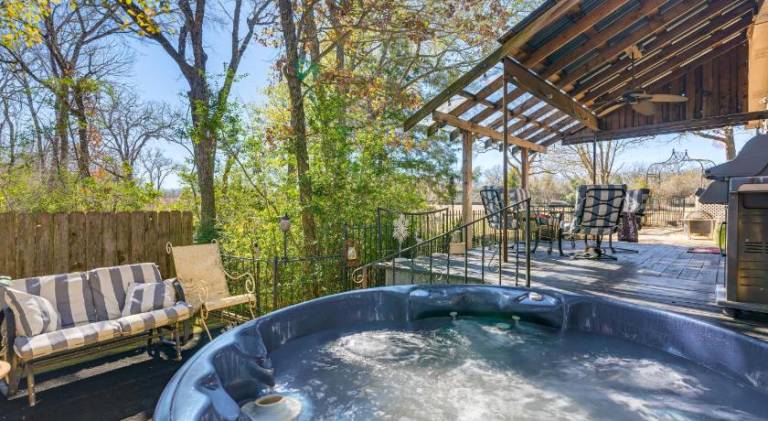 Vacation home with jacuzzi — photo 3