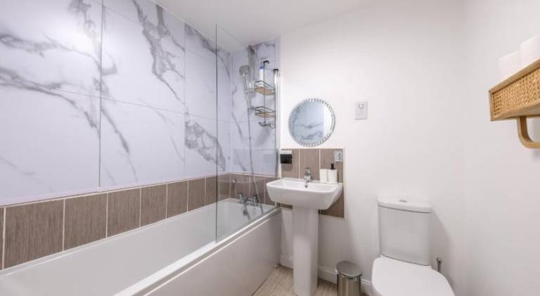 Numero Uno Comfy 3BR 3 Baths Hot Tub wifi Contractor and Group Friendly — photo 2