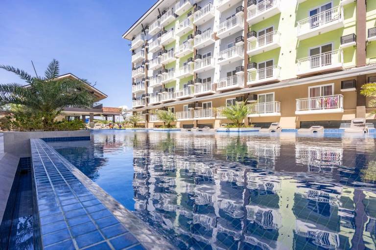Serviced apartment with patio & pool — photo 3
