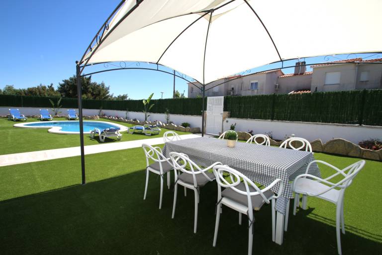 Family-oriented spacious villa with private pool, BBQ & patio | Pets allowed — photo 2