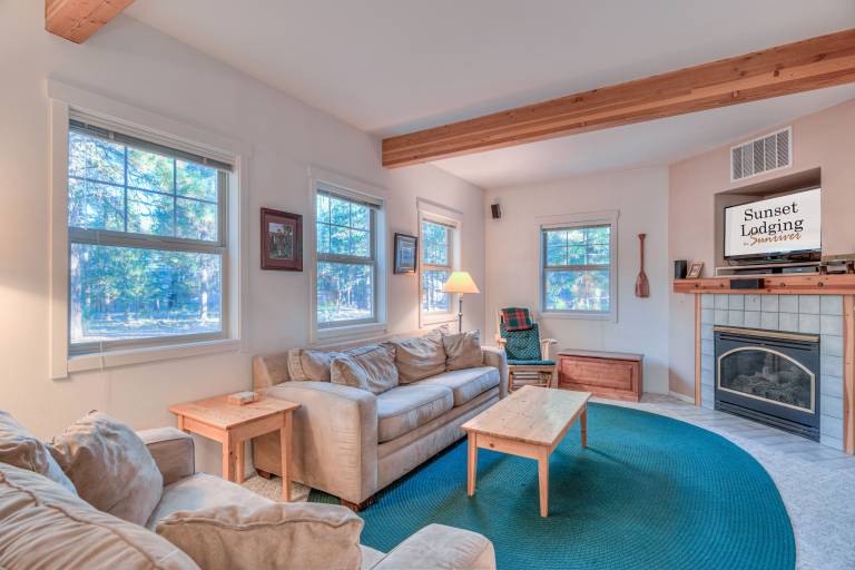 Cozy Dog-Friendly Retreat with Hot Tub & SHARC Passes in Sunriver in Bend, OR