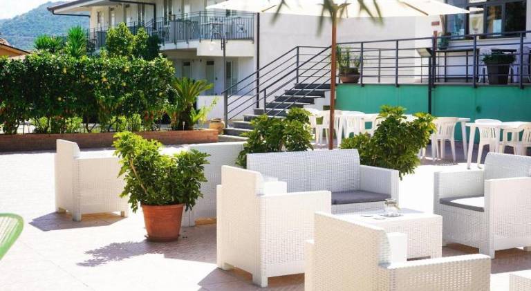 Lovely serviced apartment with patio, pool & garden | Pet-friendly — photo 4