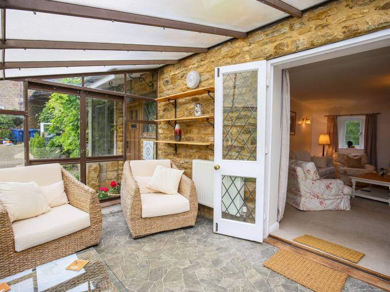 Family-oriented charming cottage with pool & garden | Pets allowed — photo 4